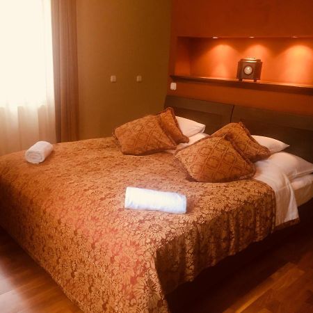Haz Az Erdo Szelen Hotel Bank  Bagian luar foto