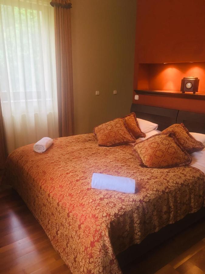 Haz Az Erdo Szelen Hotel Bank  Bagian luar foto