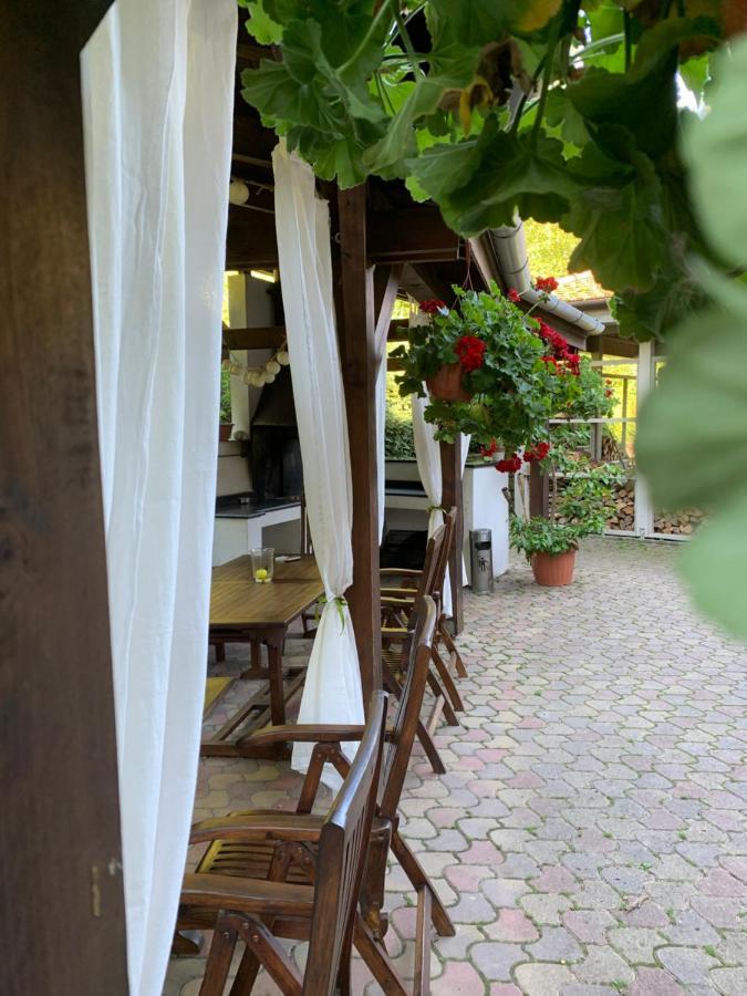 Haz Az Erdo Szelen Hotel Bank  Bagian luar foto