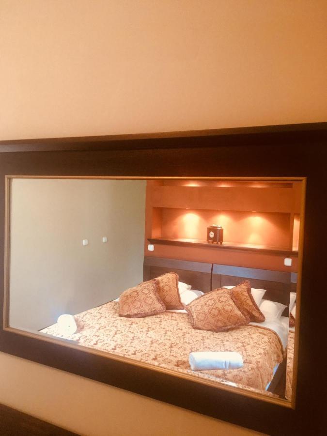 Haz Az Erdo Szelen Hotel Bank  Bagian luar foto