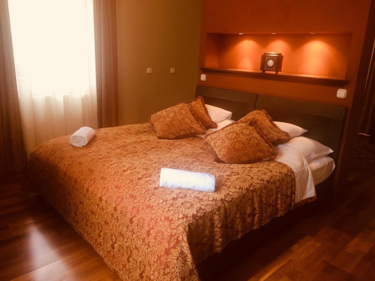 Haz Az Erdo Szelen Hotel Bank  Bagian luar foto