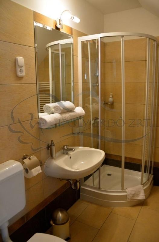 Haz Az Erdo Szelen Hotel Bank  Bagian luar foto