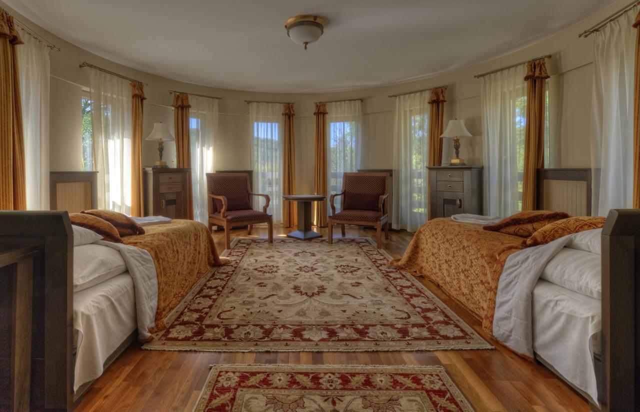 Haz Az Erdo Szelen Hotel Bank  Bagian luar foto