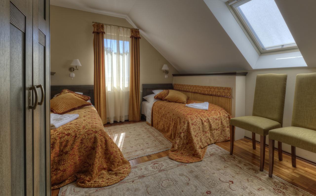 Haz Az Erdo Szelen Hotel Bank  Bagian luar foto