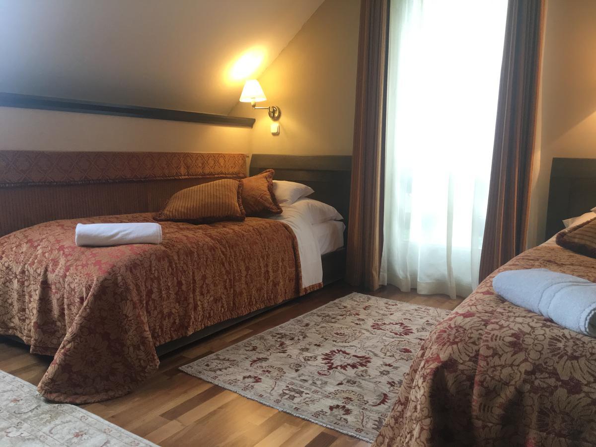Haz Az Erdo Szelen Hotel Bank  Bagian luar foto