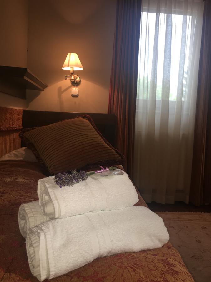 Haz Az Erdo Szelen Hotel Bank  Bagian luar foto