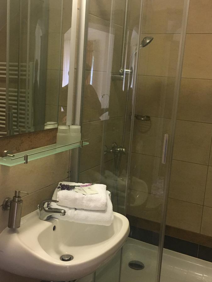 Haz Az Erdo Szelen Hotel Bank  Bagian luar foto
