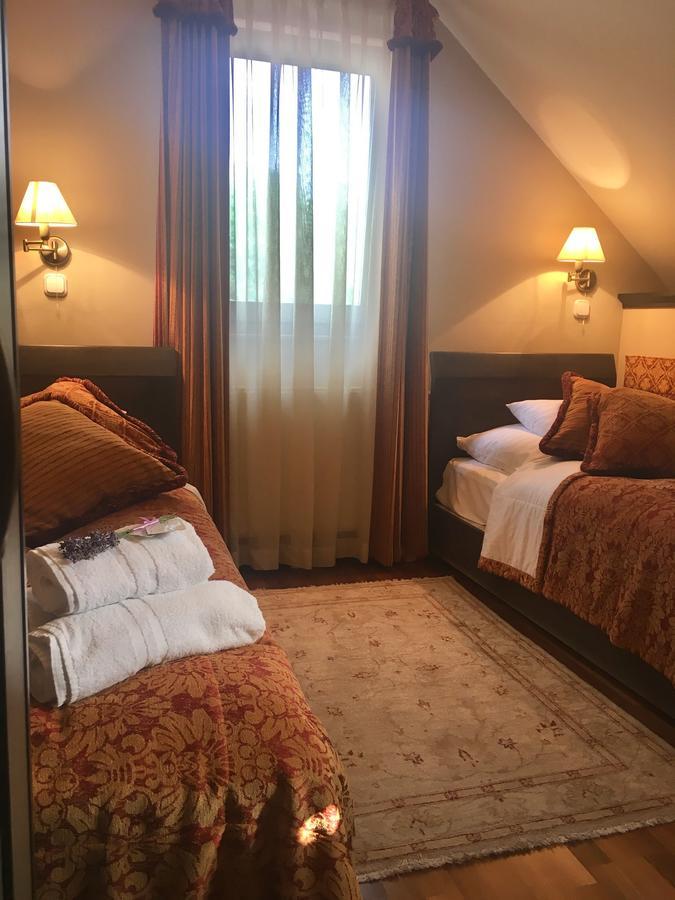 Haz Az Erdo Szelen Hotel Bank  Bagian luar foto