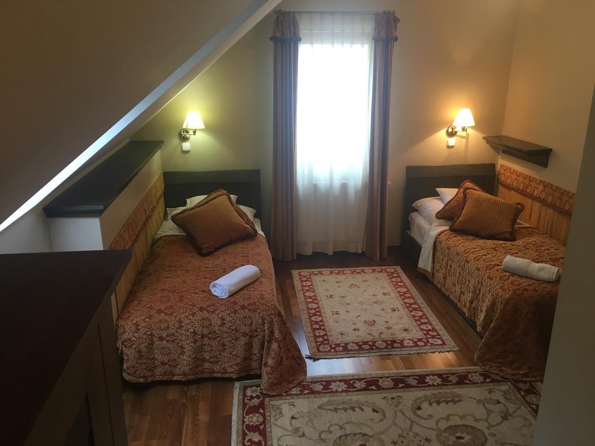 Haz Az Erdo Szelen Hotel Bank  Bagian luar foto