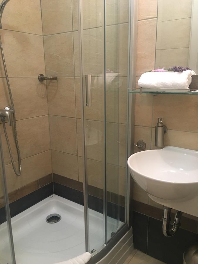 Haz Az Erdo Szelen Hotel Bank  Bagian luar foto