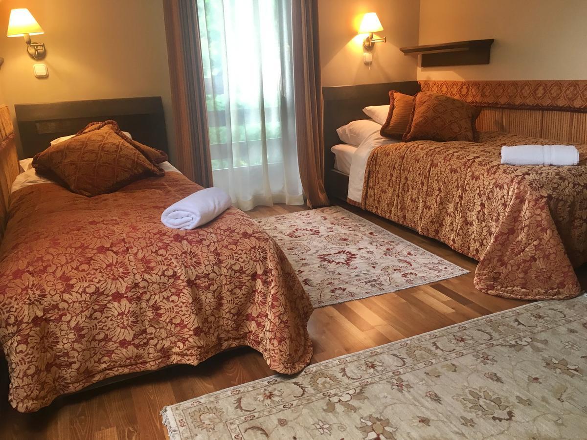 Haz Az Erdo Szelen Hotel Bank  Bagian luar foto